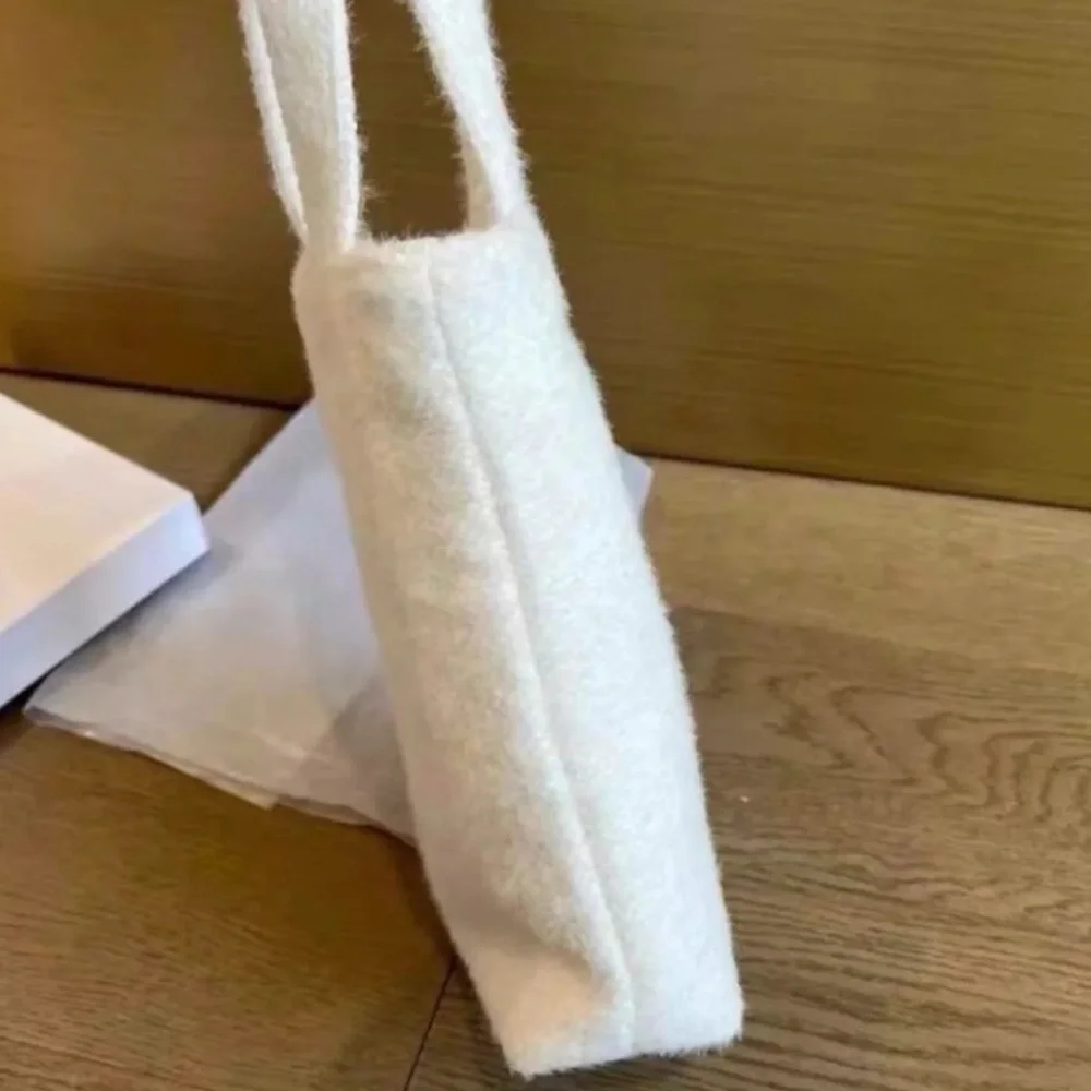 Chanel Beauté Soft Knit
Snow Metallic Mini Tote! - Picture 4 of 12